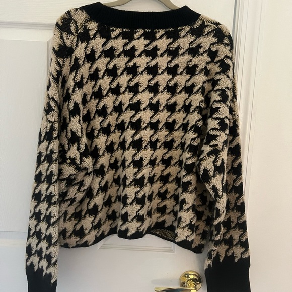 NWT Max Studio Black and Cream Houndstooth Sweater - Picture 5 of 6